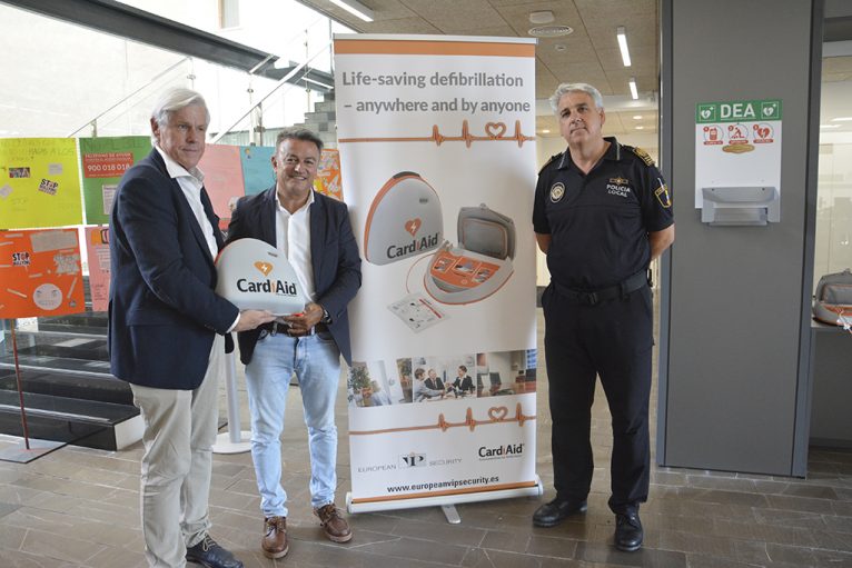 Abgabe des Defibrillators an das Rathaus von Xàbia