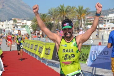 El local Raúl entrando en meta