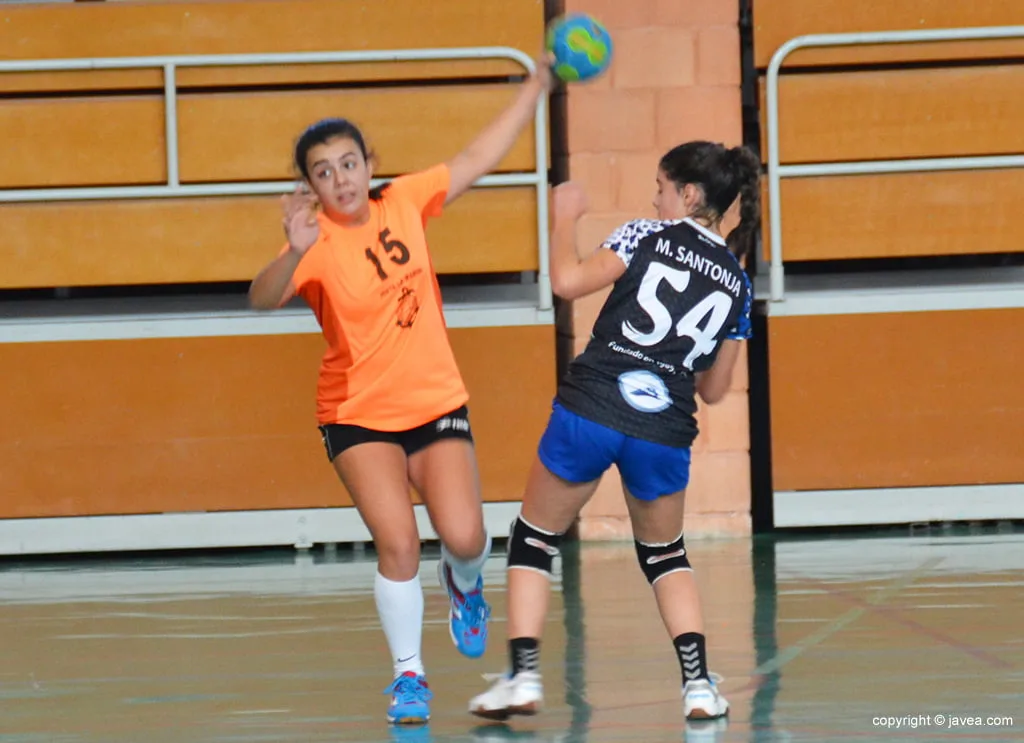 Elena Hierro lanzando a portería