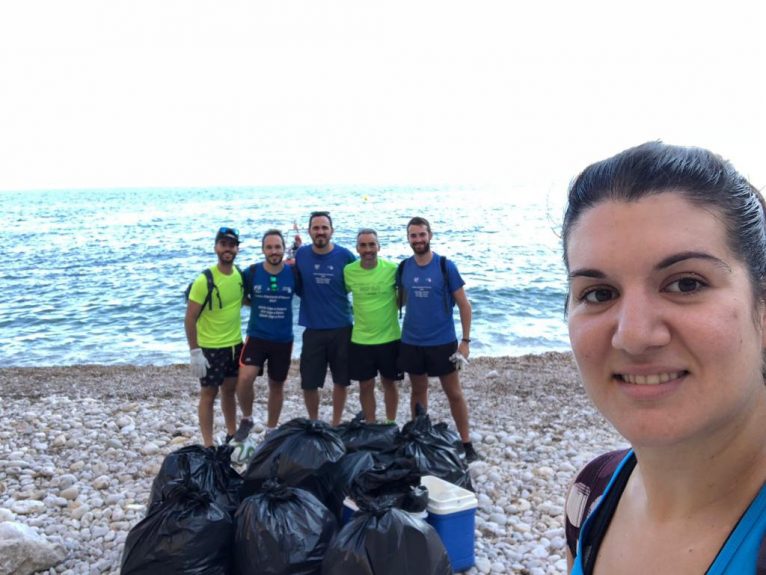 Equipo de voluntarios de la limpieza litoral