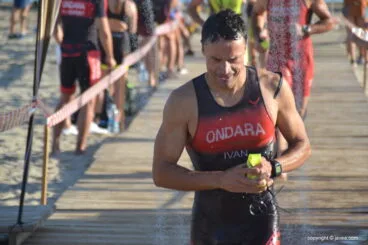 Iván del Ondara-Tri saliendo del mar