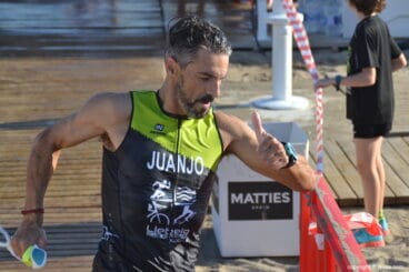 Juanjo Vallés saliendo del mar