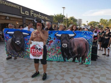 Manifestantes antitaurinos en el Arenal