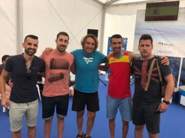 Moha con su entrenador y amigos