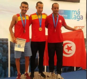 Moha luciendo la medalla de plata mundialista