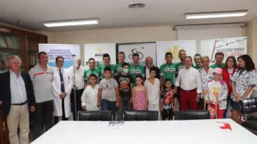 Molina con sus compañeros visitando el hospital