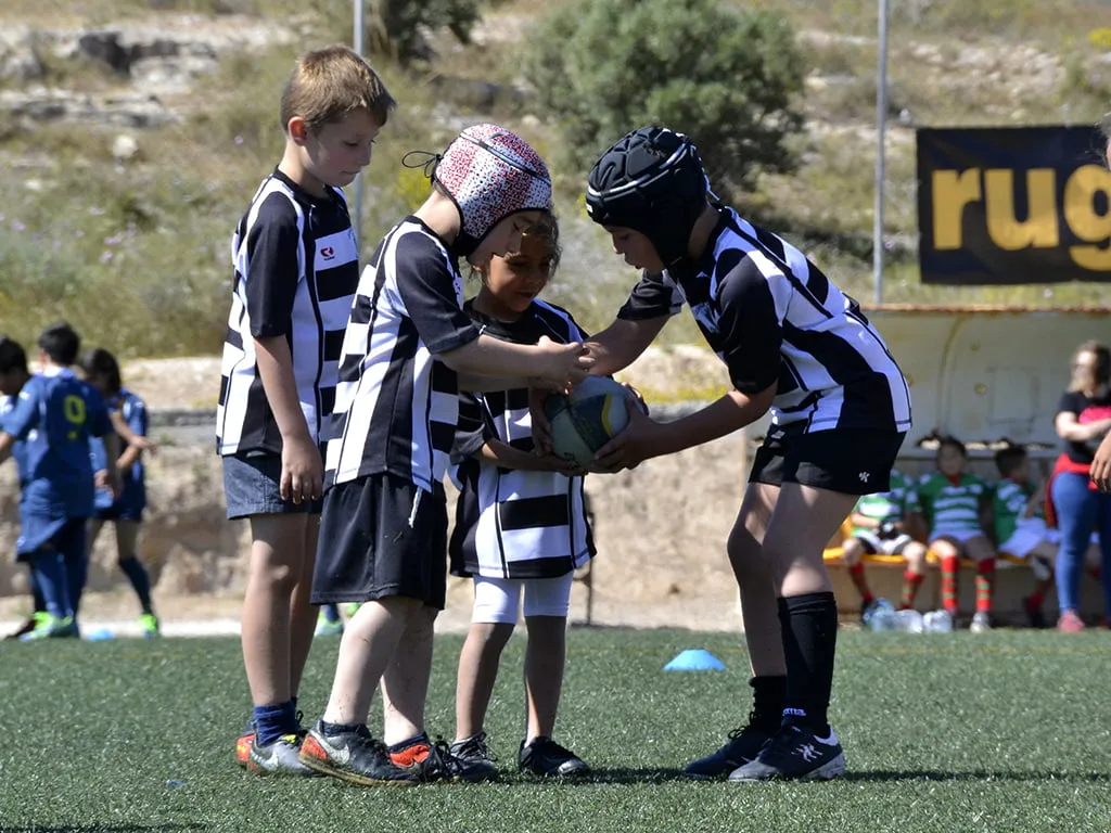 Niños del Xàbia Rugby durante una competición