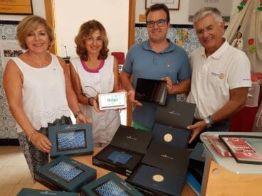 Personal del Centro de Día con las Tablets