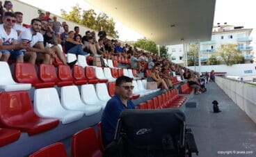 Publico en la grada del municipal de Xàbia
