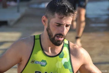 Raúl de Trillebeig saliendo del mar