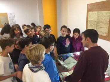 Alumnos en el Archivo Municipal