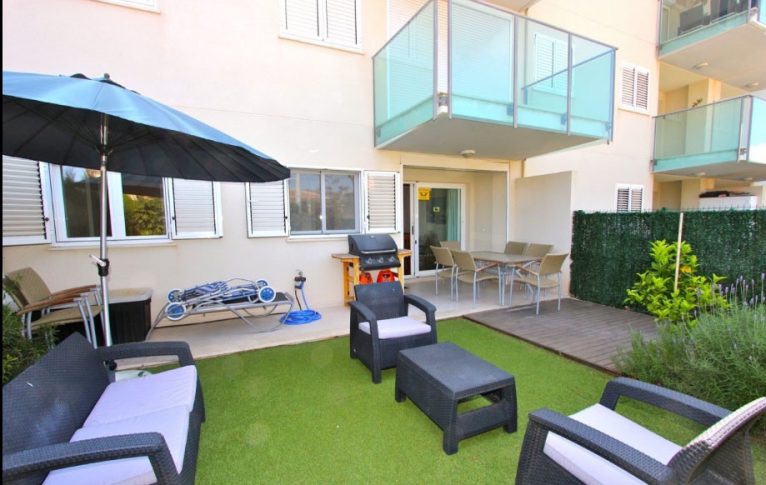 Amplia terraza al aire libre del apartamento de Villadom Spain
