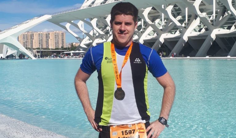 Atletas de Xabia tras acabar la media maratón