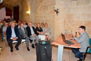El Archivero municipal durante la ponencia