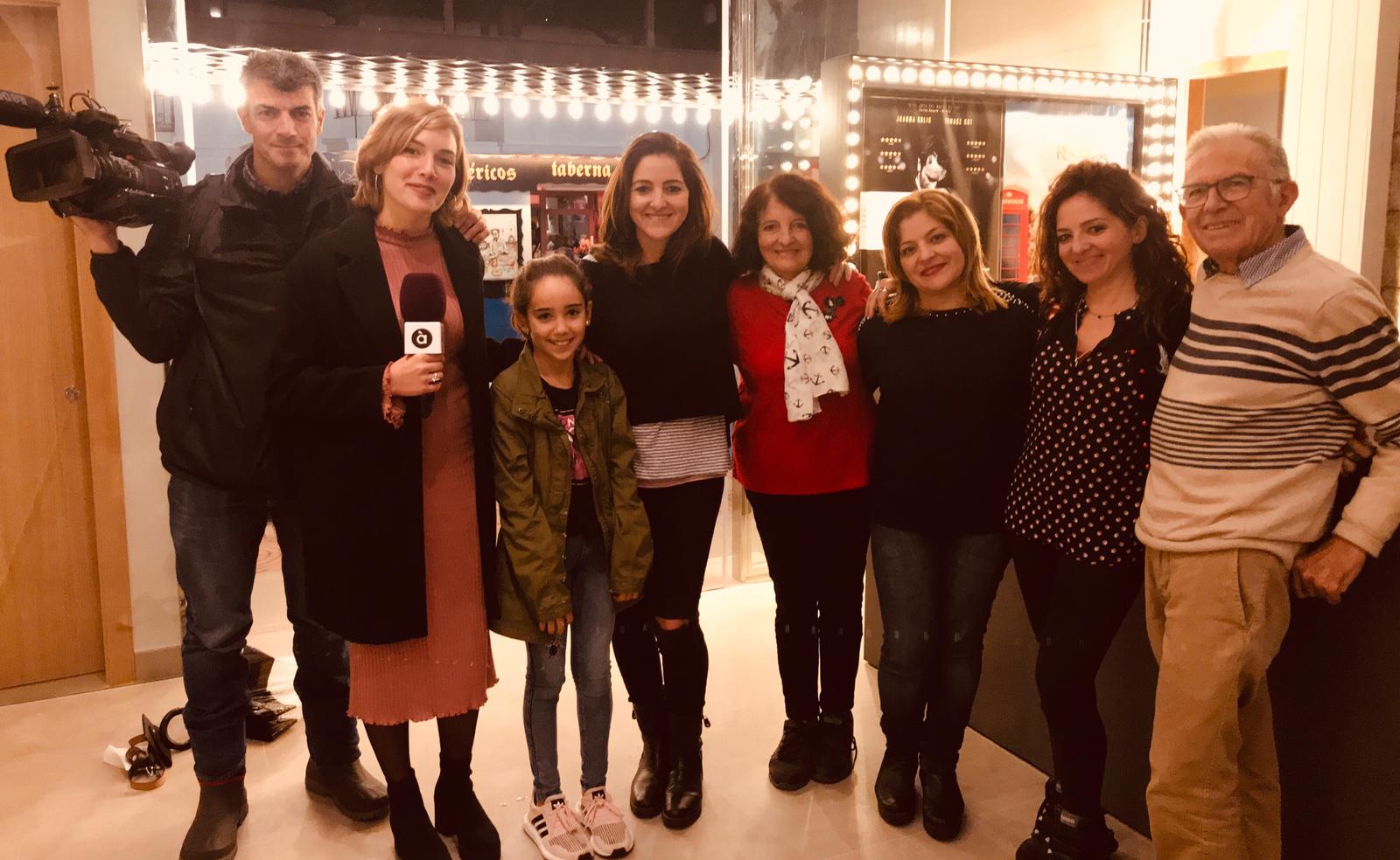 Familia Catalá Ortuño del cine Jayan con el equipo de À Punt