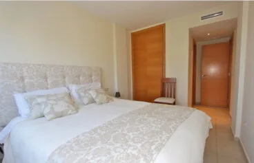 Habitación principal con baño en Villadom Spain