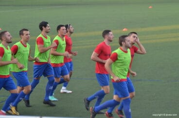 Jugadores xabieros calentando