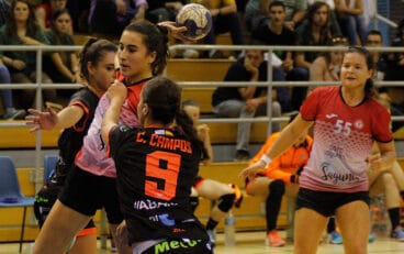 María atacando la defensa de Mecalía At Guardés