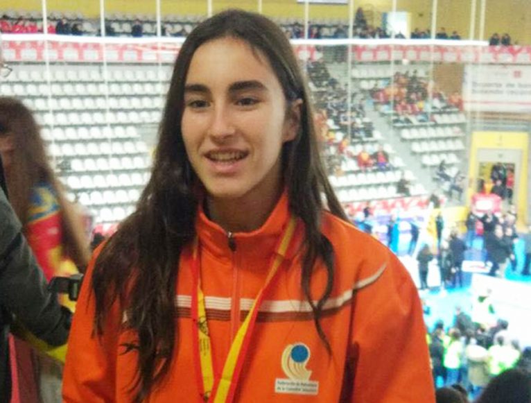 María Cardona con su medalla de bronce del Nacional Cadete