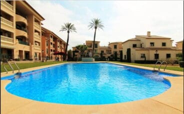 Piscina comunitaria y jardín de la urbanización en Moragues Pons Mediterranean Houses