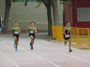 Tres atletas en la recta de meta