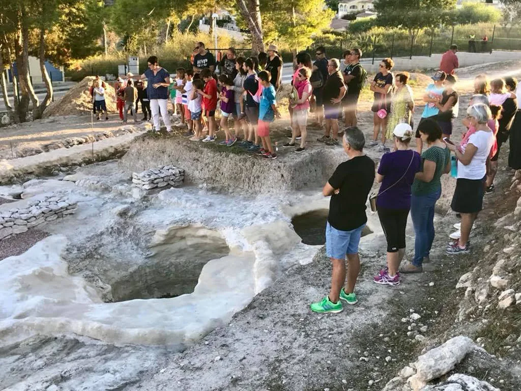 Visitantes en la cova bruixes de Benitatxell