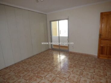 Amplia habitación con armario empotrado en Inmobiliaria Belen Quiroga