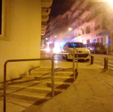 Arden dos contenedores en Xàbia