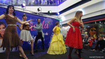 Gisela enciende las luces de Navidad de Portal de la Marina