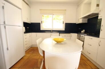 Cocina equipada de la villa de Atina Inmobiliaria