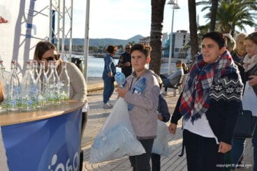 Decenas de personas acuden al reparto de botellas de cristal