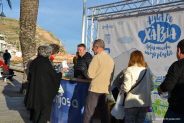 Decenas de personas acuden al reparto de botellas de cristal