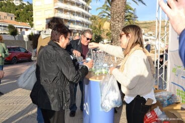 Decenas de personas acuden al reparto de botellas de cristal