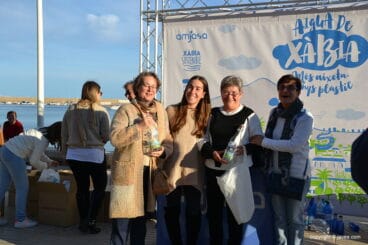 Decenas de personas acuden al reparto de botellas de cristal