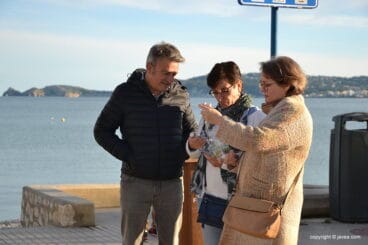 Decenas de personas acuden al reparto de botellas de cristal