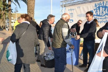 Decenas de personas acuden al reparto de botellas de cristal