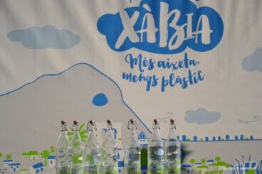 Decenas de personas acuden al reparto de botellas de cristal