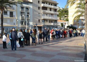 Decenas de personas acuden al reparto de botellas de cristal