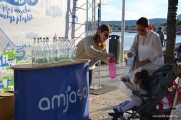 Decenas de personas acuden al reparto de botellas de cristal