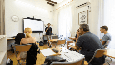 En The English Institute disponen también de clases para personas mayores