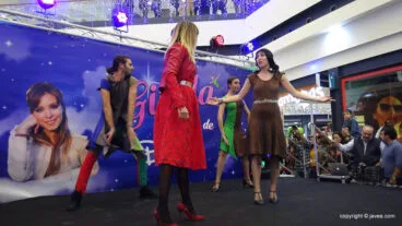 Gisela enciende las luces de Navidad de Portal de la Marina