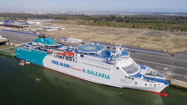 Ferry que une Huelva con Canarias