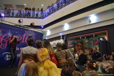 Gisela enciende las luces de Navidad de Portal de la Marina