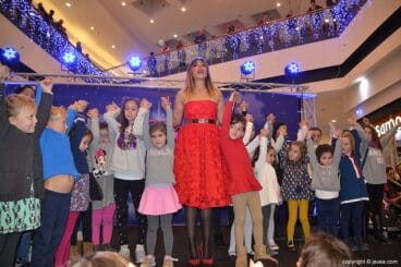 Gisela enciende las luces de Navidad de Portal de la Marina