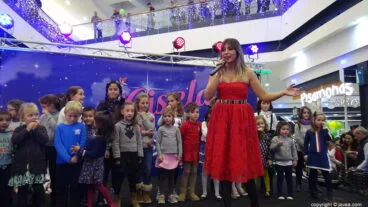 Gisela enciende las luces de Navidad de Portal de la Marina