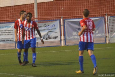Jugadores del CD Jávea tras conseguir un gol