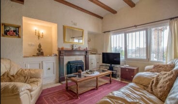 Salón con chimenea del chalet de Vicens Ash Properties