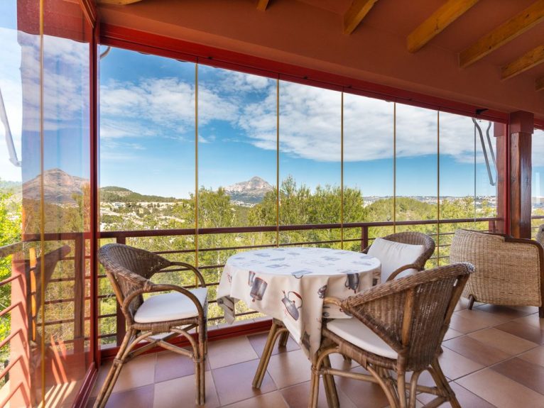 Überdachte Terrasse mit Meerblick in Aguila Rent a Villa