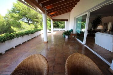 Terraza cubierta de la villa de Atina Inmobiliaria