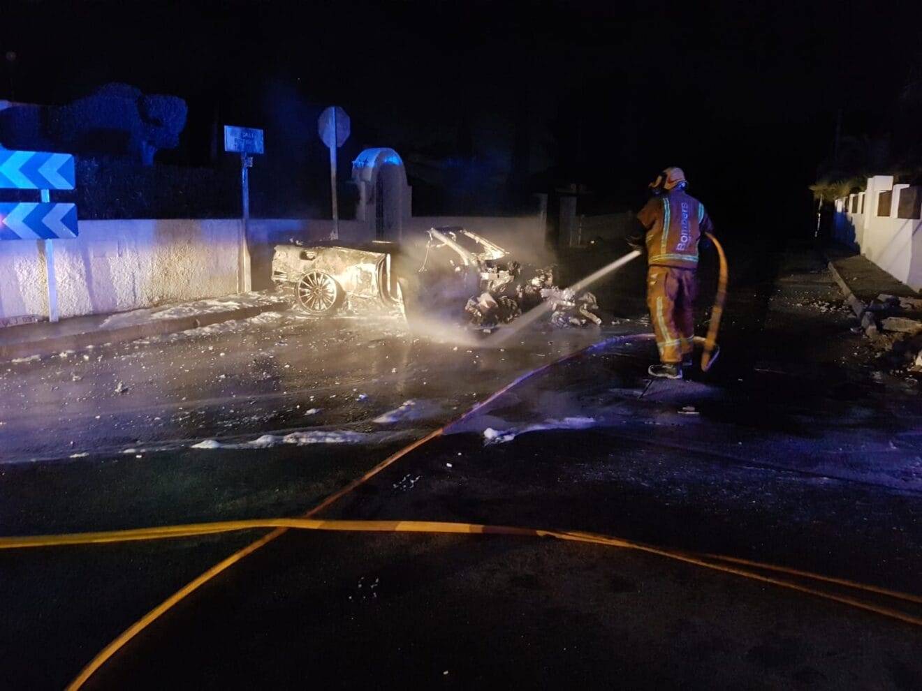 Bomberos apaga el fuego del vehículo